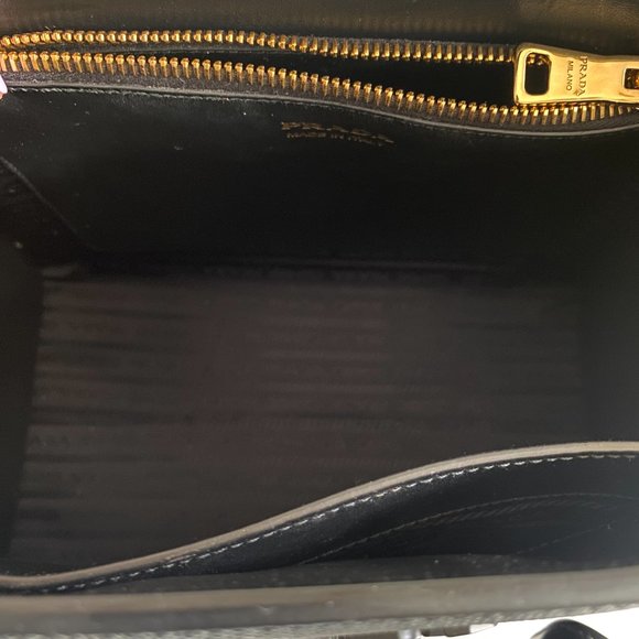 Prada Monochrome small Saffiano bag in black - Picture 4 of 6